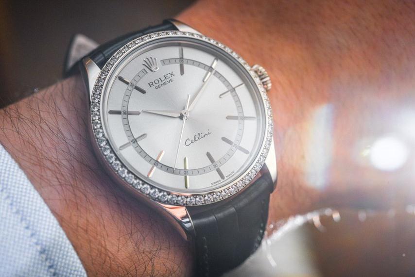 The silvery dials replica watches have black straps.