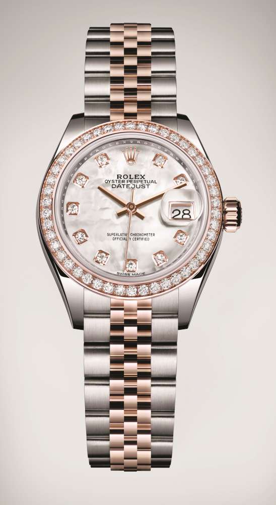 The 28 mm replica watch is designed for females.